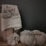 Shabby doekje pompoen op een NEpalese kruik met linnen shabby pompoenen van Rose decoratie