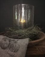 Shabby doekje pompoen met bubbel steenslag Windlicht in een oude houten schaal en tijmkrans