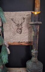 Shabby doekje rendier hangend aan een decoratie ladder met een guirlande den, houten kandelaar met zwarte LEd kaars