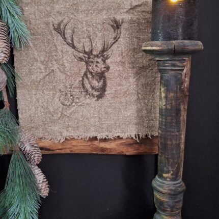 Shabby doekje rendier hangend aan een decoratie ladder met een guirlande den, houten kandelaar met zwarte LEd kaars