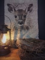 Shabby wanddoek met hertje, stormlantaarn en tijmkransen