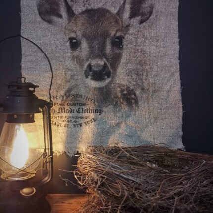 Shabby wanddoek met hertje, stormlantaarn en tijmkransen