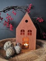 Stormlamp huis op een houten schaal met houten klossen