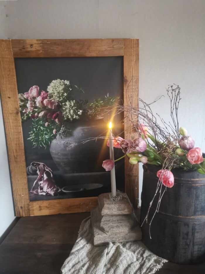Tuinposter pot bloemen met een houten pot gevuld met kunsttulpen en houten poer met LED kaars