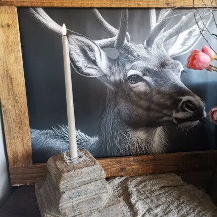 Tuinposter rendier zw met oude poer en LED kaars