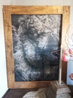 Tuinposter schaap met stro met oude poer kandelaar en real touch tulp