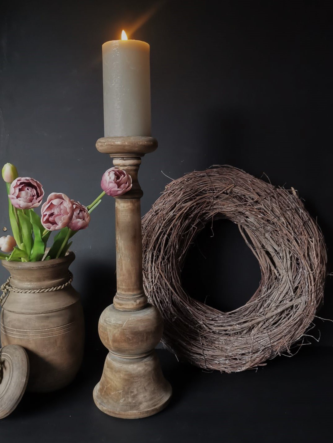 bruine-krans 1 Bruine krans met houten kandelaar en LED kaars.