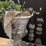 Landelijke aardewerken bokaal in crème kleur