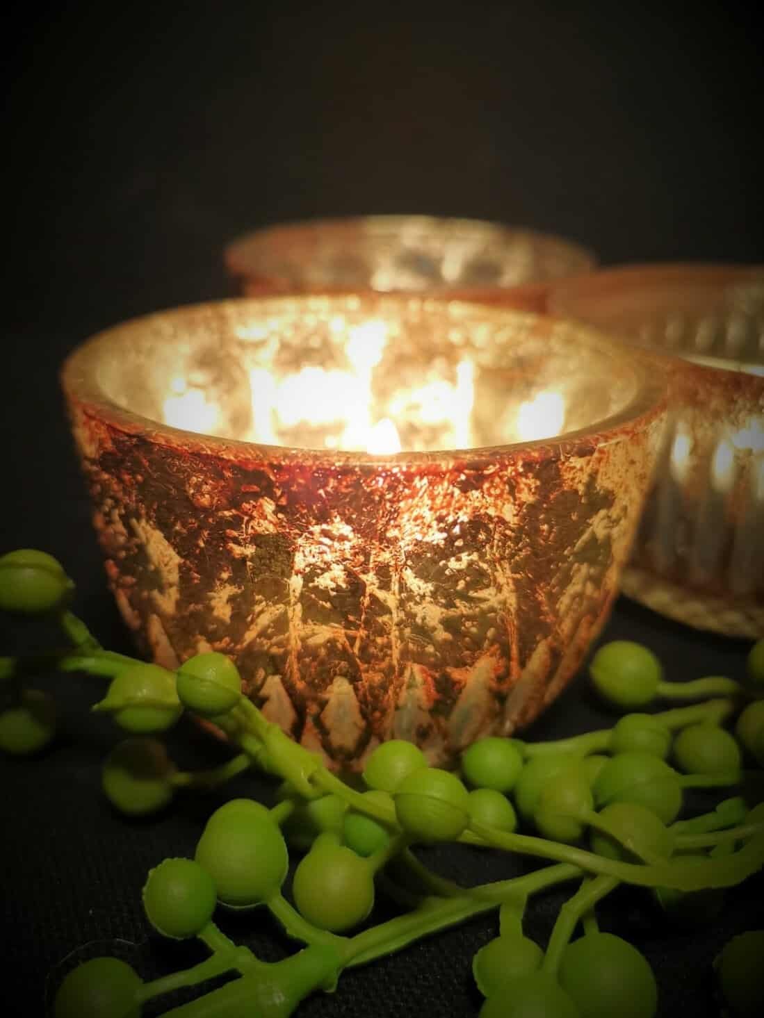 glazen-waxinelichtje 1 Roestkleurig glazen theelichthouder met goudaccenten – sfeervol en warm