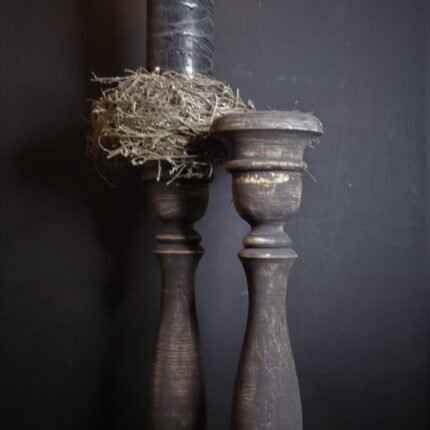 Grijze houten baluster kandelaar