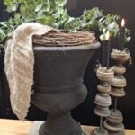 Rustieke grijze bokaal met kaars in sobere setting