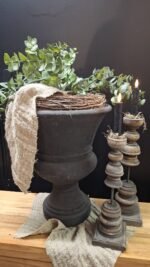 Rustieke grijze bokaal met kaars in sobere setting