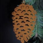 Hangende dennenappel roest