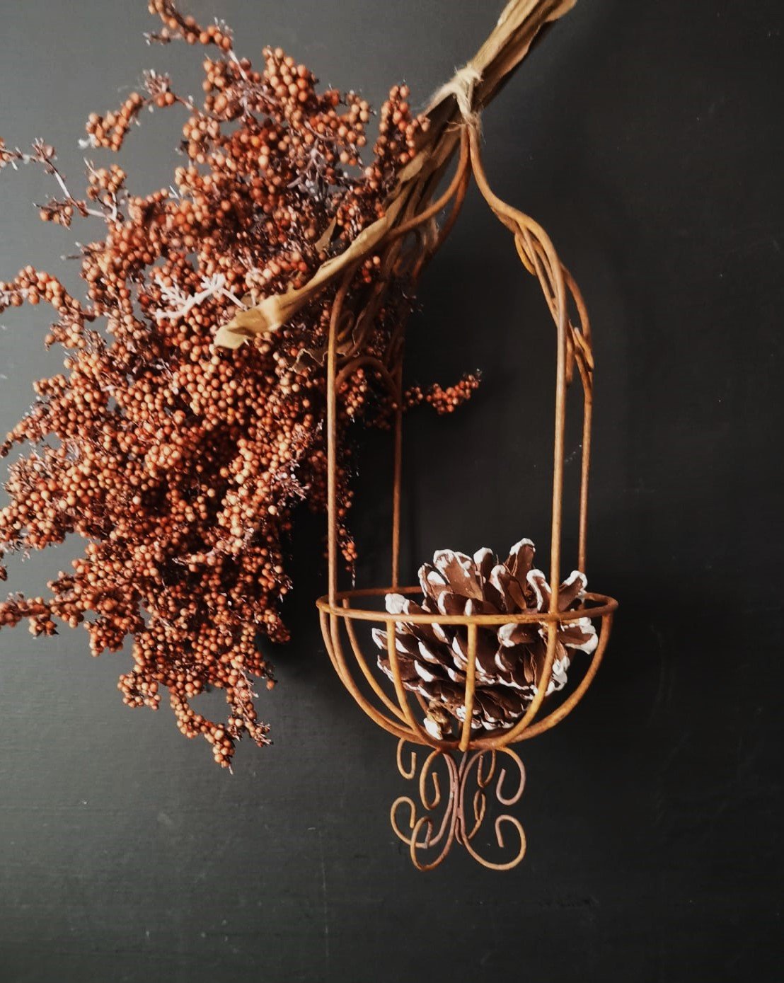 hanger-roest-vogelhuis 1 Kersthanger roest vogelhuis met engel en kunstplanten