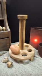 Landelijke keukendecoratie met houten eierrek