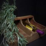 Houten fleshouder voor 4 flessen in landelijke stijl op tafel