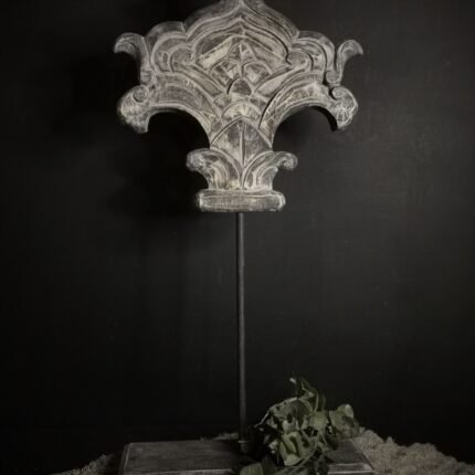 Houten ornament op voet