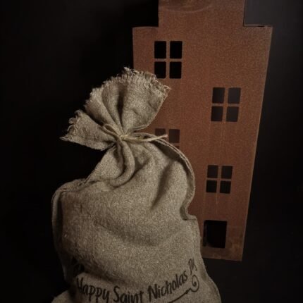 Decoratieve jute zak Sinterklaas met tekst bij een roestig huis