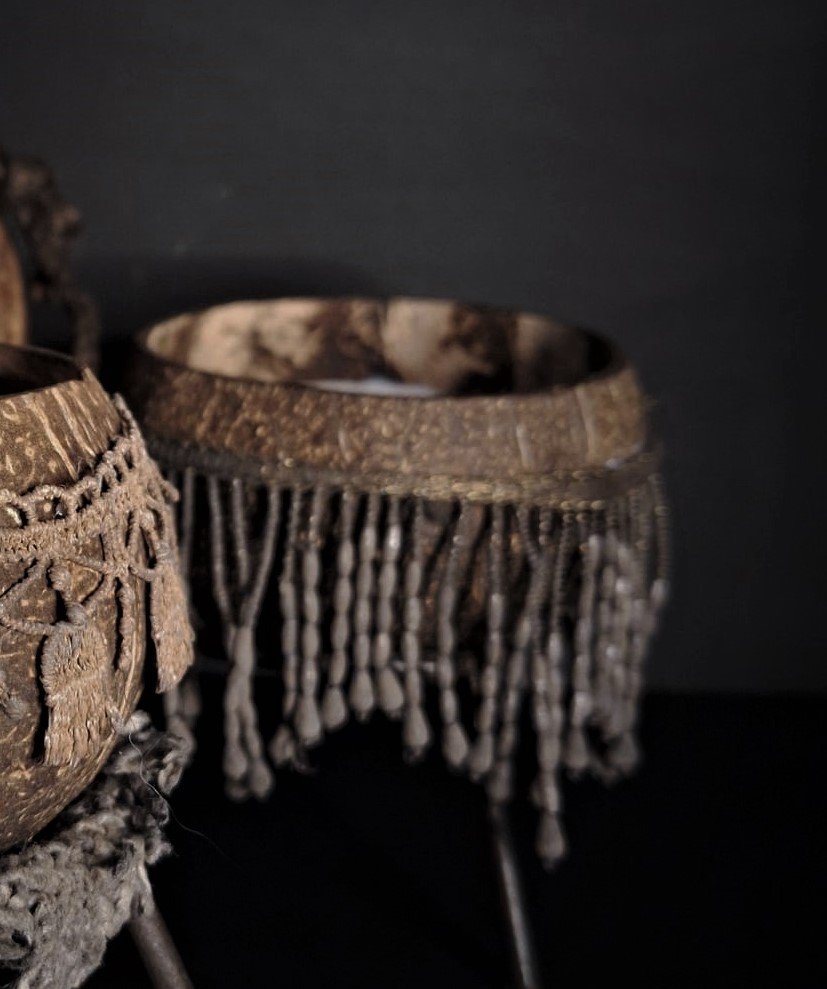 kokosnoot-kaars-in-houder-met-kralen 1 Kokosnoot kaars in houder met kralen - Afbeelding 1