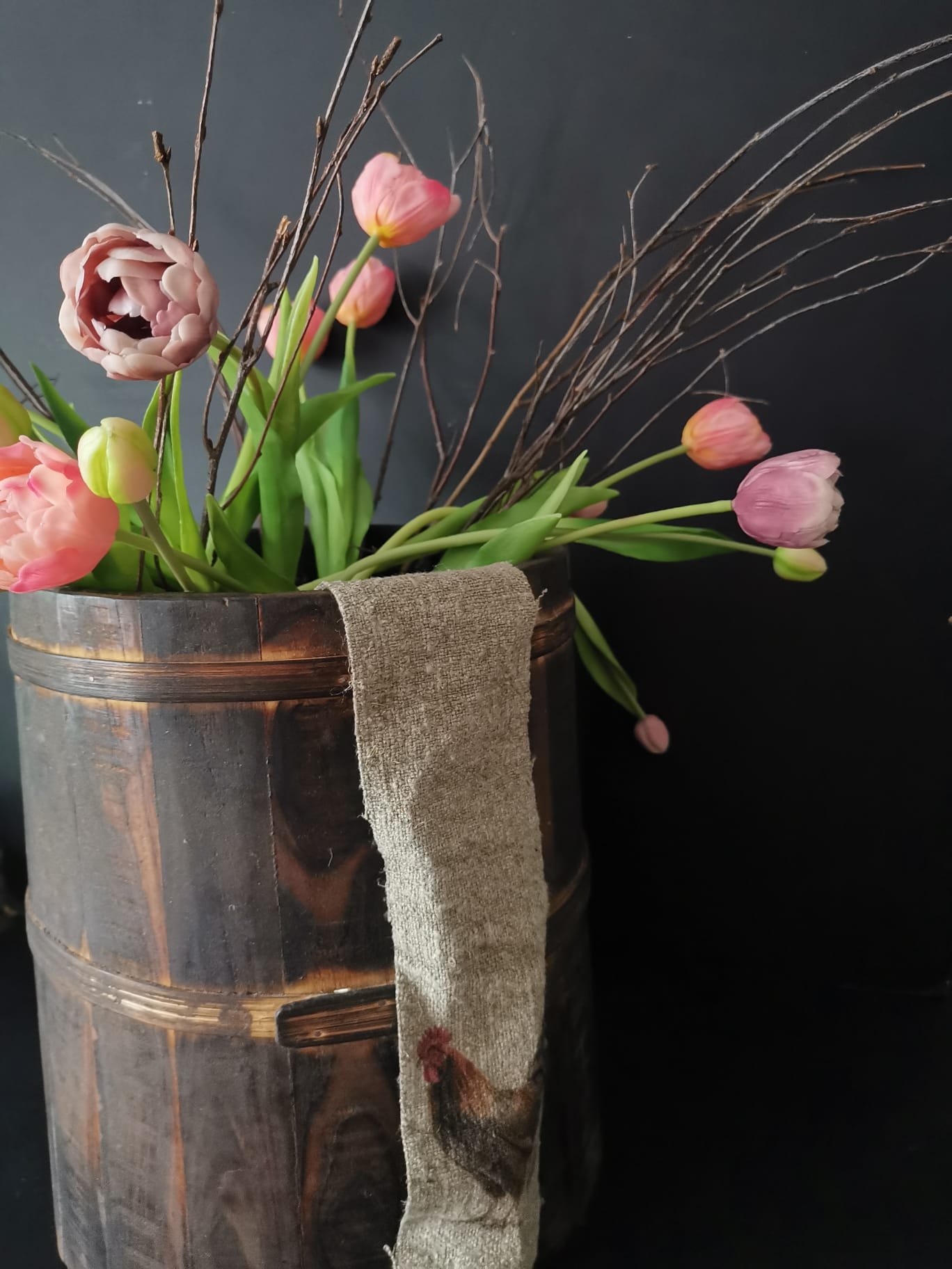 linnen-lint-haan 1 Linnen lint haan in houten pot met tulpen