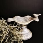 Metalen vogelbak op voet met mosdecoratie