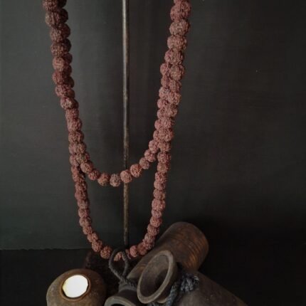 ketting van natuurlijke materialen op een metalen statief gecombineerd met Nepalese kruiken en een houten theelichthouder