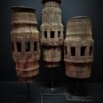 Oude houten wielas kandelaar op zwart metalen statief – landelijke stijl