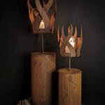 Roestkleurige metalen fakkel M met glazen windlicht – landelijke sfeer