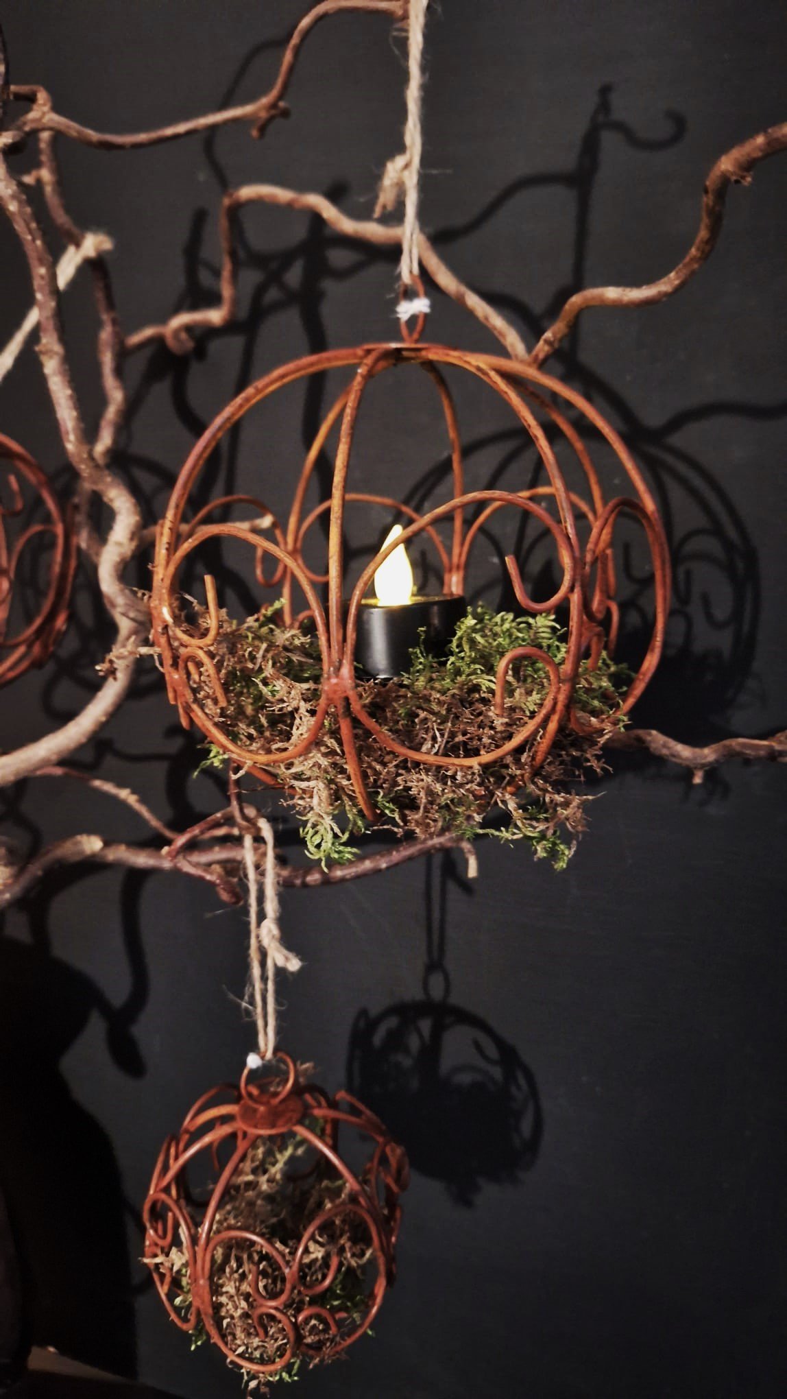 roestige-draadbal-met-oog 1 Draadbal met oog gevuld met mos en een LED theelicht