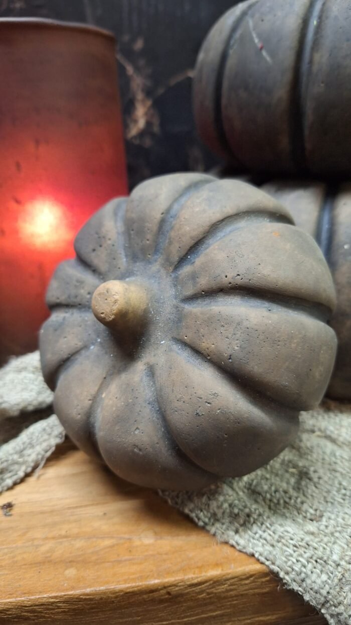 Sfeervolle pompoenen van keramiek als herfstdecoratie