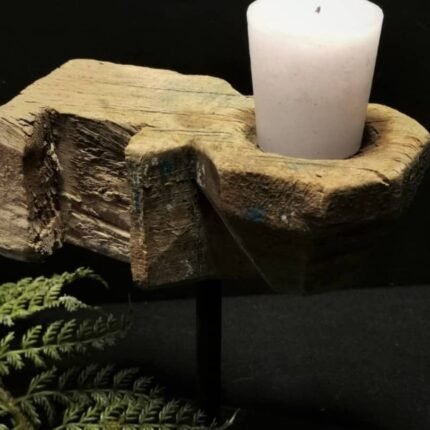 Oude ornament kandelaar op voet