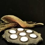 Stoere spekstenen theelichthouder met ruimte voor 7 waxinelichtjes – sobere styling