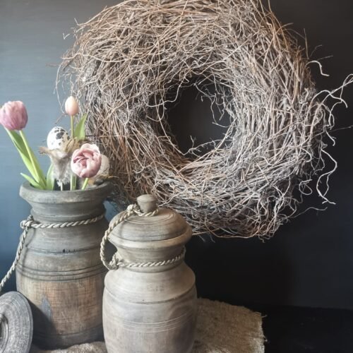 Wilde takken krans met houten Nepalese potten met deksel en kunsttulpen.