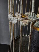 Grijs metalen stolp op voet detail