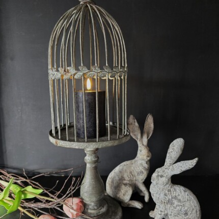 Grijs metalen stolp op voet met konijnen en LED kaars