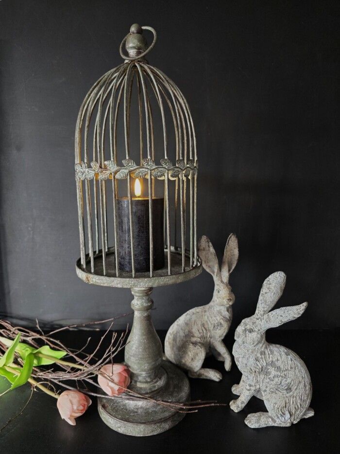 Grijs metalen stolp op voet met konijnen en LED kaars