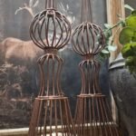 Sober landelijke obelisk geschikt voor tuin of binnen