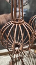 Metalen decoratie obelisk met roestige afwerking