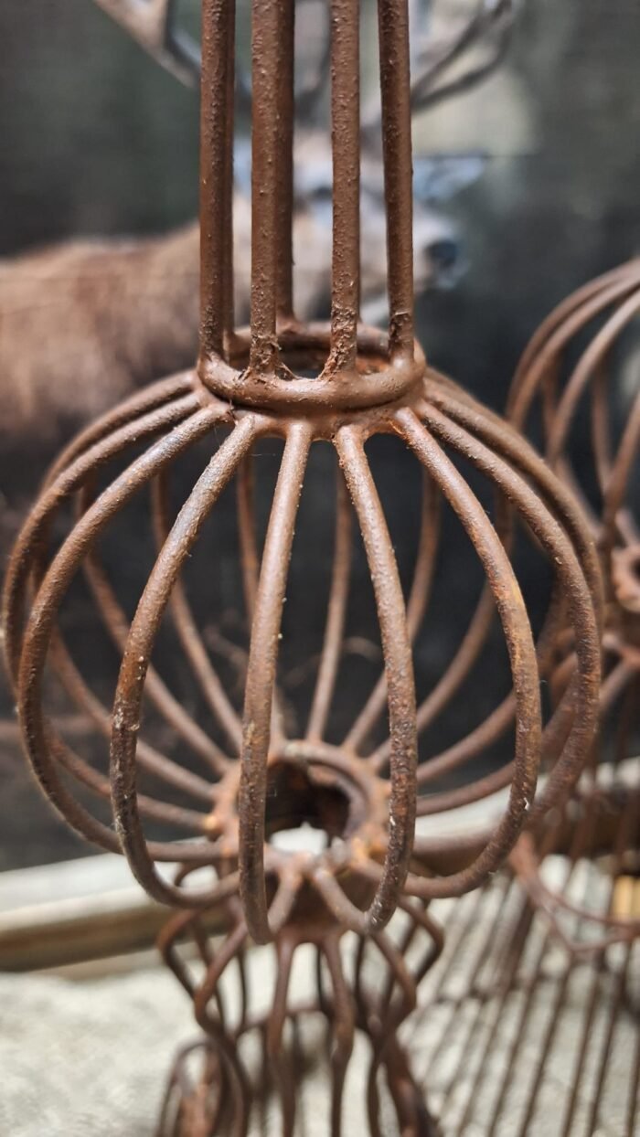 Metalen decoratie obelisk met roestige afwerking