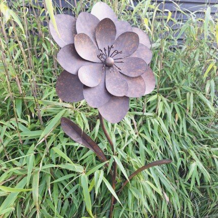 Tuinsteker bloemen tussen het riet