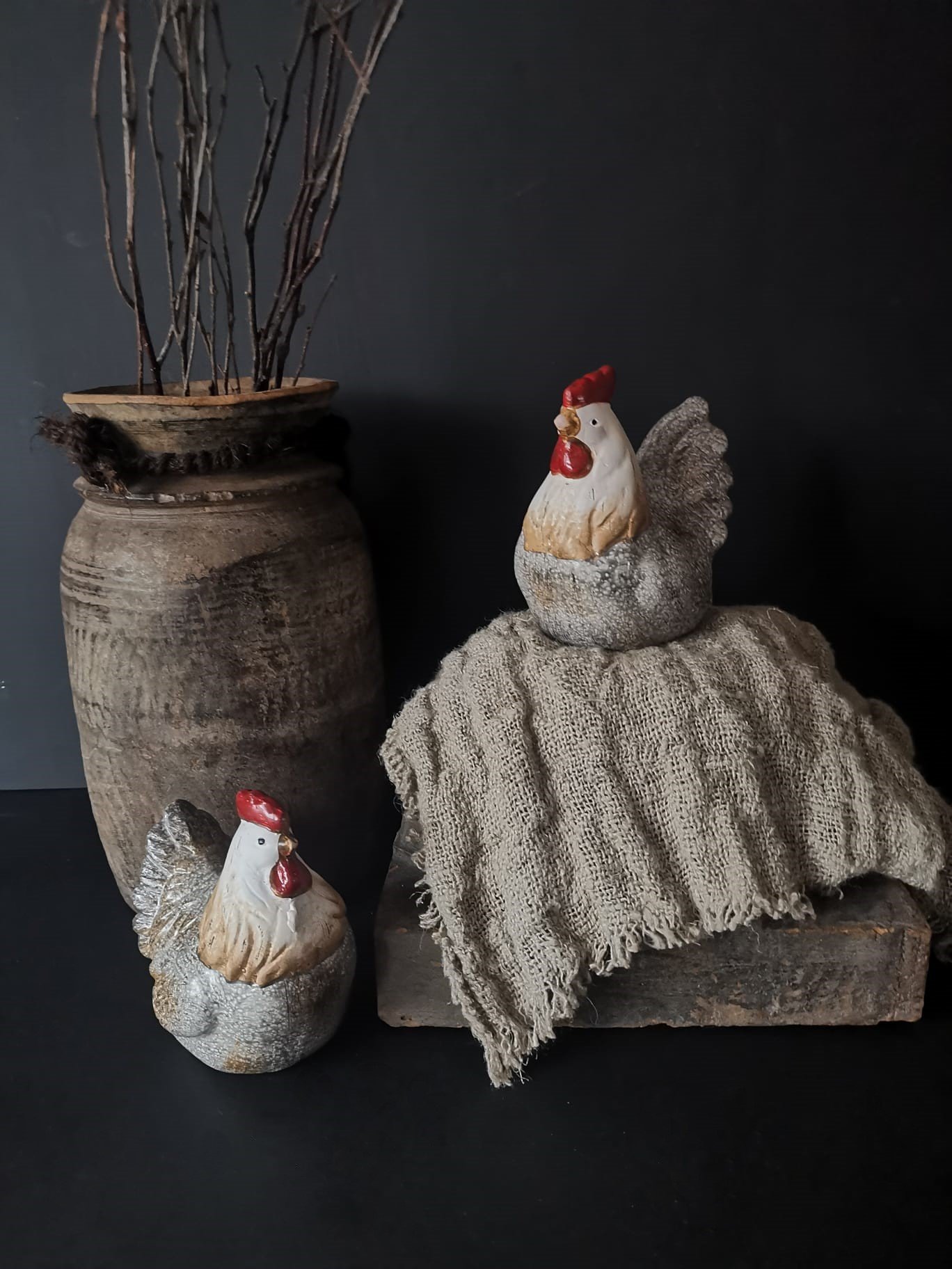 decoratieve-kip-of-haan 1 Decoratieve kip of haan op houten poer met een Nepalese kruik gedecreteerd