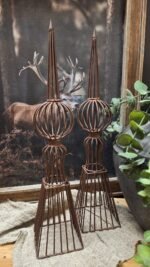 Roestbruine metalen obelisk van 46 cm in landelijke stijl