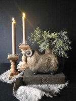 Brynxz sheep with horn met houten kandelaar en led kaars