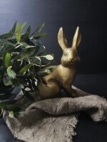 Zittende haas old gold met olijftakken en shabbydoek