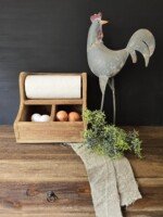 Bruin gruttersbakje met keukenrolhouder met shabby lint, metalen kip en kunst rozemarijn