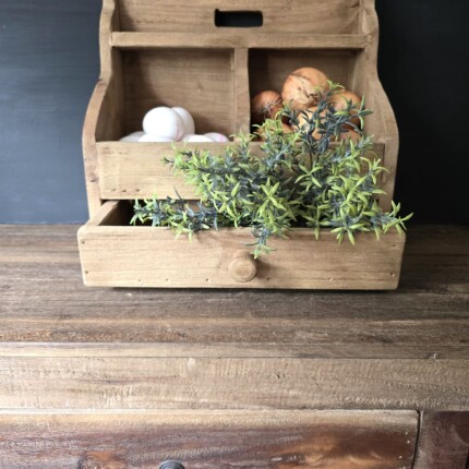 Houten gruttersbak met lade en decoratie