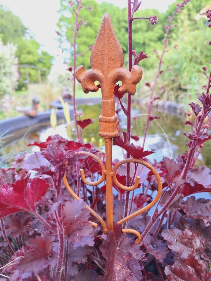 Metalen tuinsteker met ornament