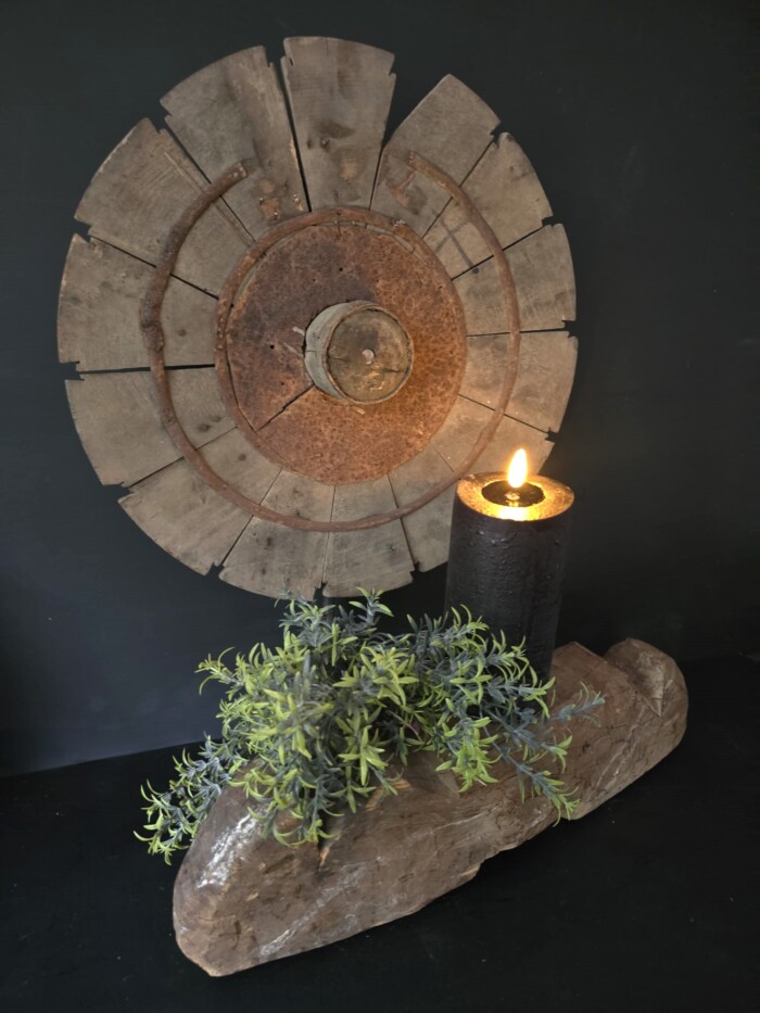 Oud houten spinnenwiel 40x55cm met kunstplant, LEd kaars en houten kandelaar