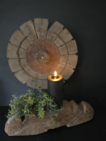 Oud houten spinnenwiel 40x55cm met poer kandelaar en LED kaars