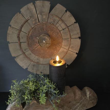 Oud houten spinnenwiel 40x55cm met poer kandelaar en LED kaars
